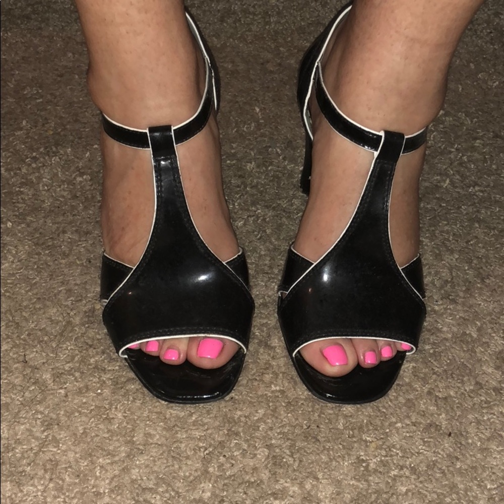 Cute black heels !